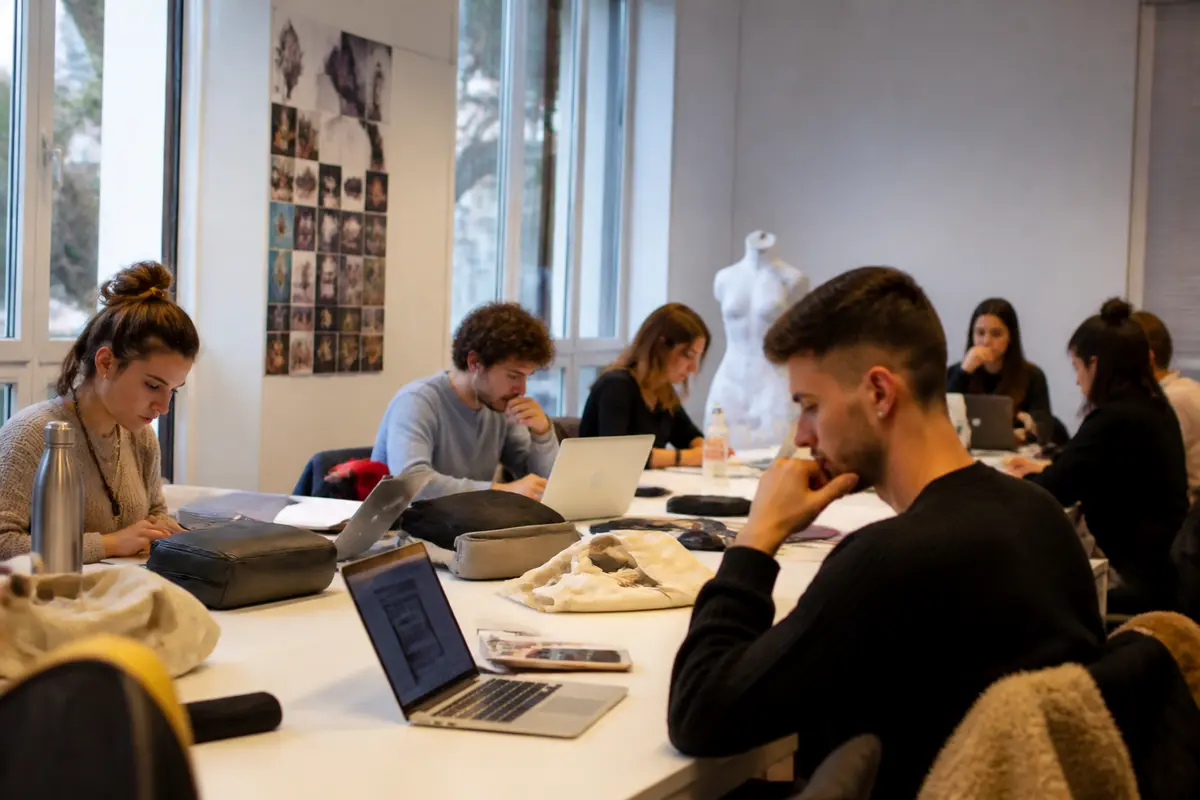 École directeur artistique : Études, salaire et débouchés clés